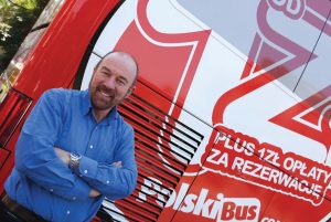 SirBrianSouter -  jest współzałożycielem Stagecoach Group plc, jednej z wiodących, międzynarodowych grup operujących w sektorze transportu publicznego w Wielkiej Brytanii, USA i Kanadzie. Firma zatrudnia ponad 35 tysięcy osób i prowadzi przewozy autobusowe, autokarowe, tramwajowe oraz kolejowe. W 2011 roku Sir Brian Souter otrzymał z rąk brytyjskiej królowej tytuł szlachecki. W Polsce założył Souter Holdings Poland, firmę, która pod marką PolskiBus. com oferuje klientom możliwość szybkiej i komfortowej podroży w atrakcyjnej cenie. Ponadto Brian Souter i jego żona Betty Souter założyli organizację charytatywną Souter Trust. Organizacja ta zajmuje się w Wielkiej Brytanii duchowym wspieraniem osób cierpiących i wymagających pomocy. W ciągu ostatnich trzech lat organizacja przyznała ponad 3 200 dotacji o łącznej wartości ponad 32 milionów funtów.