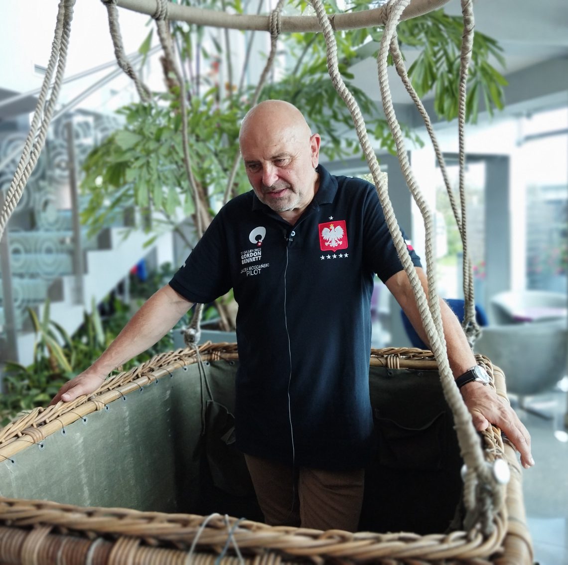 Jacek Bogdański w koszu historycznego balonu ustawionego w lobby hotelu Galaxy