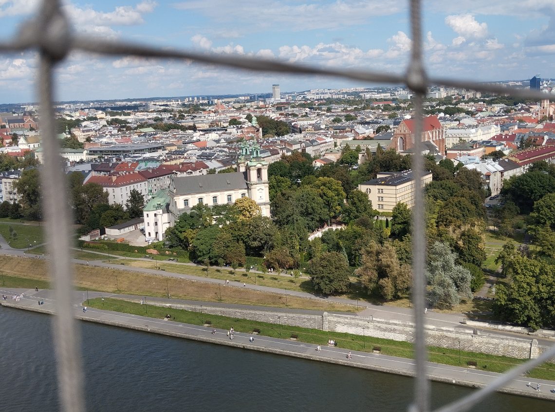 Widok z balonu wznoszącego się w górę, Skałka od strony Wisły, kościół, ogrody, a po prawej seminarium paulinów