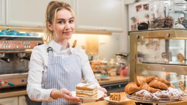 Jak wyposażyć małą cukiernię? Urządzenia, które oszczędzają miejsce i wspierają sprzedaż